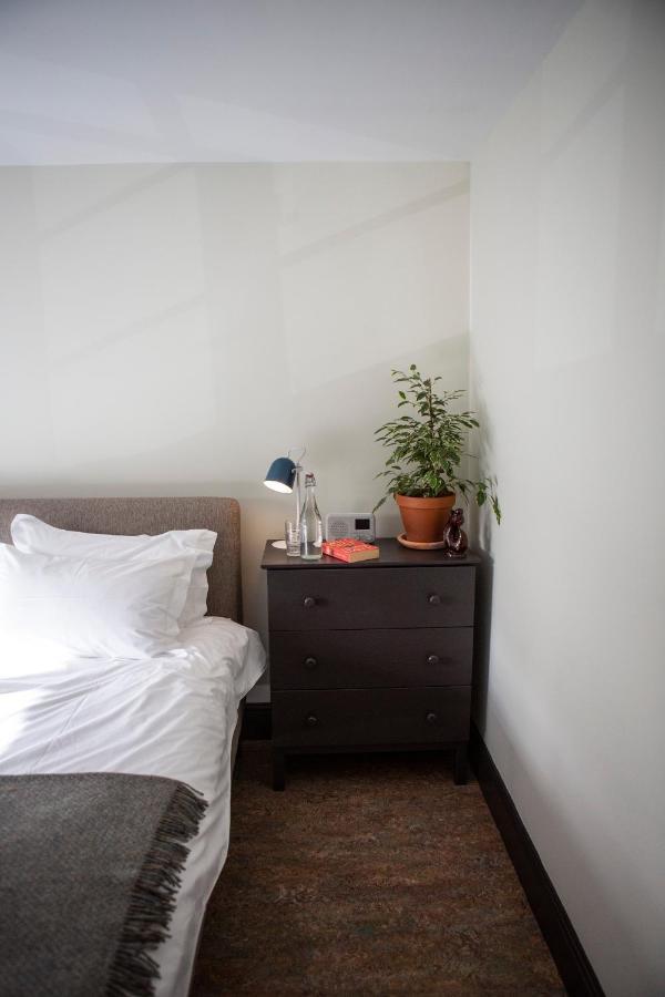 The Leaping Salmon Hotel เยลเวอร์ตัน ภายนอก รูปภาพ